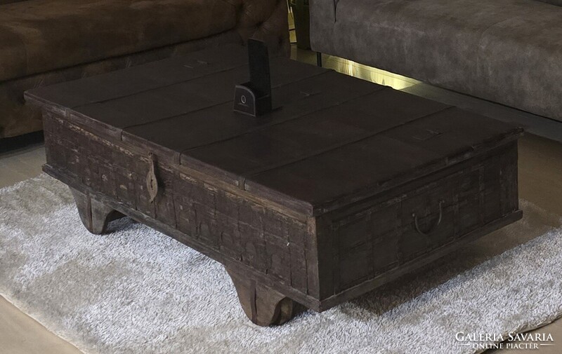 Időtlen kerekes koktélasztal fából