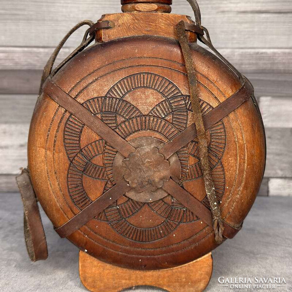 Régi faragott, fa kulacs/ butykos bőr szíjjal