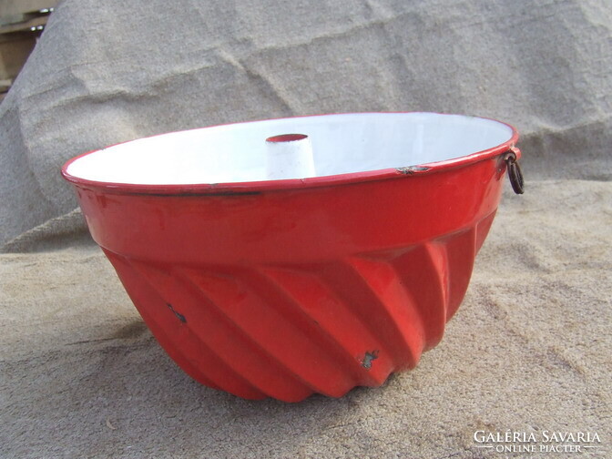 Régi konyhai eszköz zománcozott kuglófsütő