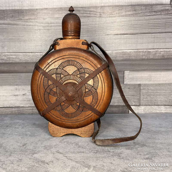 Régi faragott, fa kulacs/ butykos bőr szíjjal