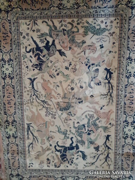 Nagyon szép Isfahan vadászjelenetes szőnyeg.