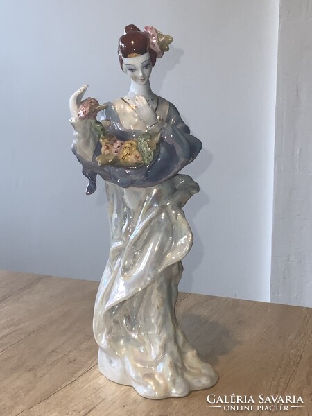 Stipo Dorohoi porcelánfigura, amely egy hölgyet ábrázol szőlővel.