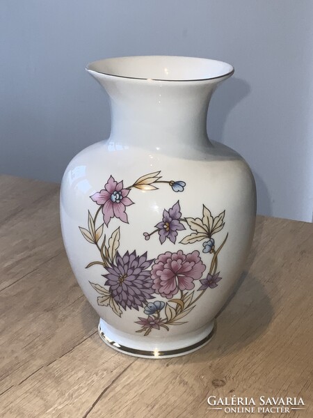 Hollóházi porcelán váza virágmintával.