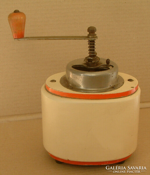 Régi kézi daráló, működő