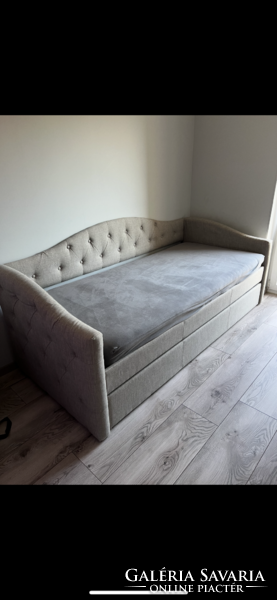 Eladó egy világos bézs színű, kárpitozott ágy, kihúzható alsó fekvőrésszel