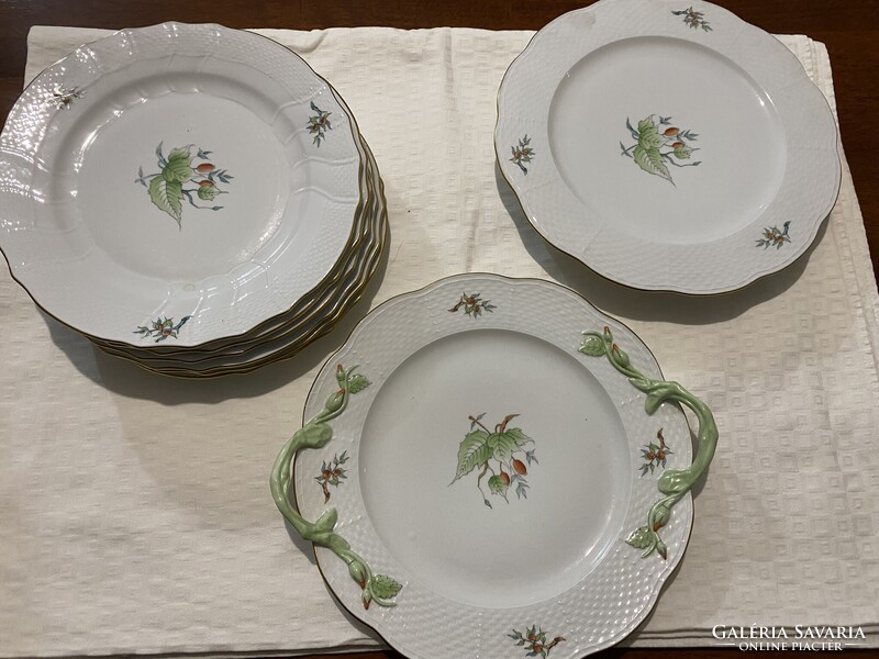 Herendi 6 lapos tányér és 2 kínáló. Nagymamától kaptuk. A lapos tányérok mérete:26 cm.