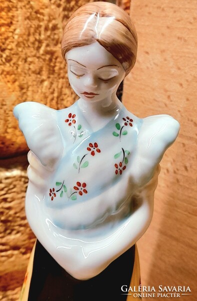 VITRINBŐL:HOllóházi menyecske 17cm