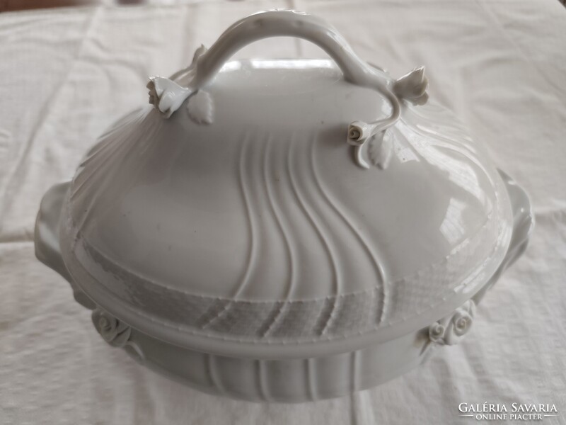 Herendi leveses tál 6-8 személyes fehér mázolt  Nagymamától kaptuk. 30 x 20 cm.