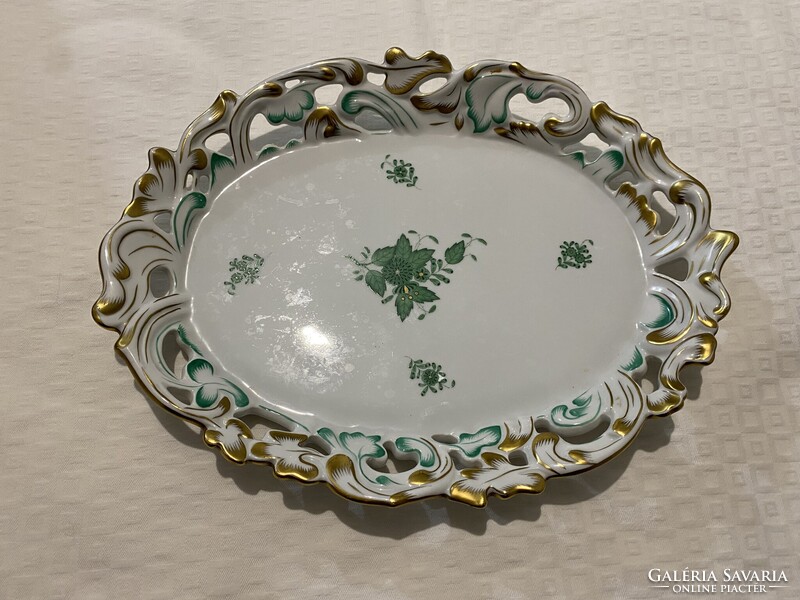 Herendi gyümölcs, szendvics kínáló.