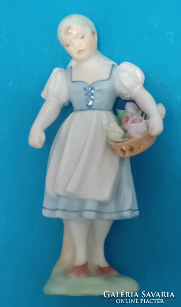 Herendi lány virágkosárral