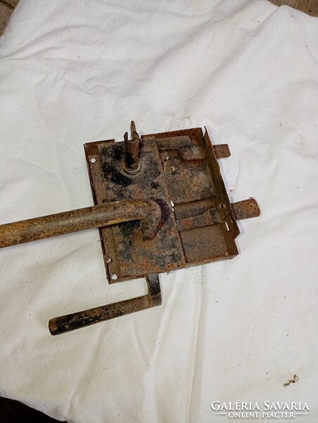 Régi, rátétes kovácsoltvas ajtózár kilinccsel.