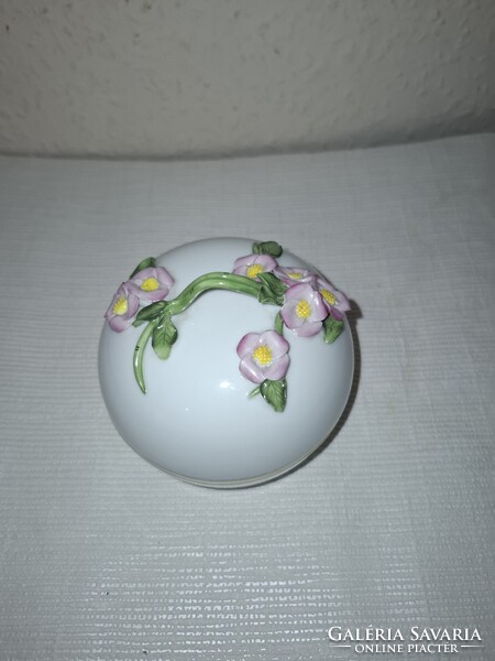 Herendi  Virággokkal díszítve  bonbonier sz állapotban  eladó a képek alapján