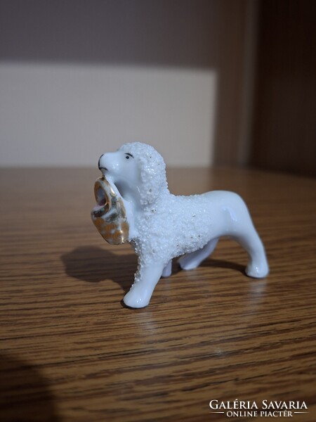 Porcelán kutya figura kosárral.