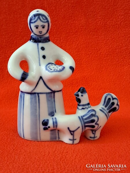 Vintage szovjet/orosz Gzselj / Gzhel tyúkot etető nő porcelán figura