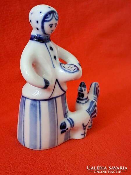 Vintage szovjet/orosz Gzselj / Gzhel tyúkot etető nő porcelán figura
