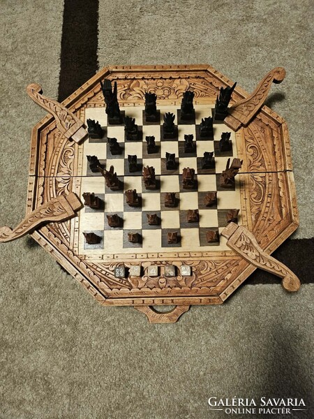 Kézzel faragott gyönyörű sakktábla játék.