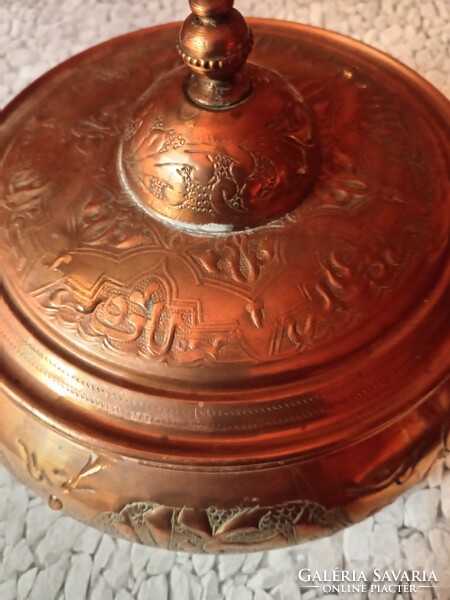 Díszes, kézzel vésett rézedény