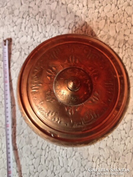 Díszes, kézzel vésett rézedény