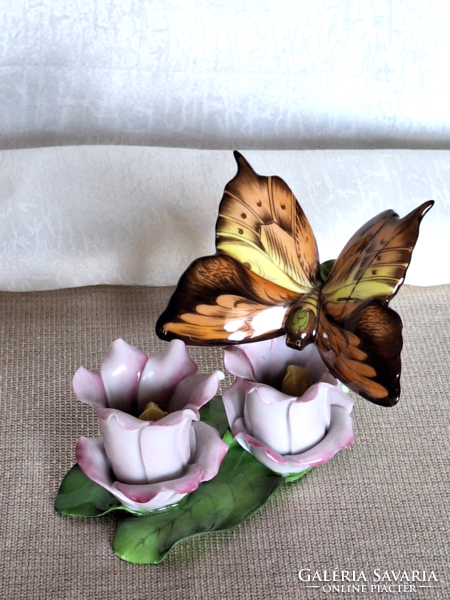 Herendi pillangó a virágon