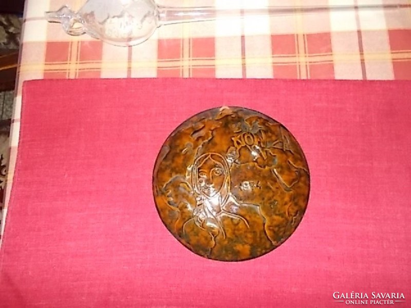 Nőnapi majolika falitál 1974-ből.