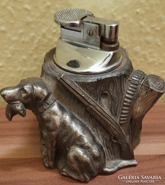 Vadászmotívumos asztali öngyújtó