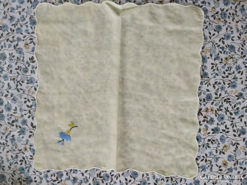 Hímzett batiszt zsebkendő