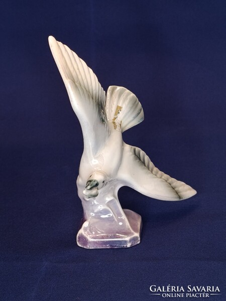 Lüsztermázas porcelán SIRÁLY nipp szájában hallal