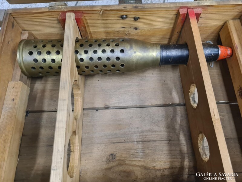 Hatástalanított, Második világháborús, Amerikai, tűzérségi 57 mm gránát, fa rekeszben.