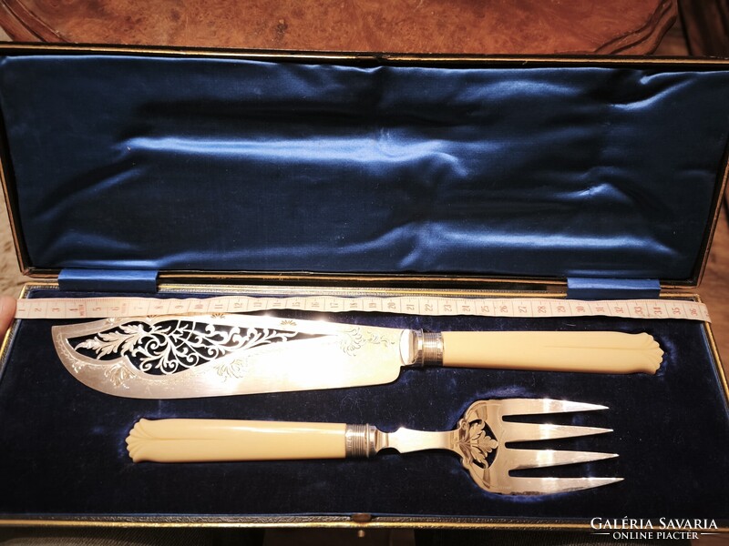 1930-as évekből származó nagy angol szervírozóeszköz-pár eredeti dobozában