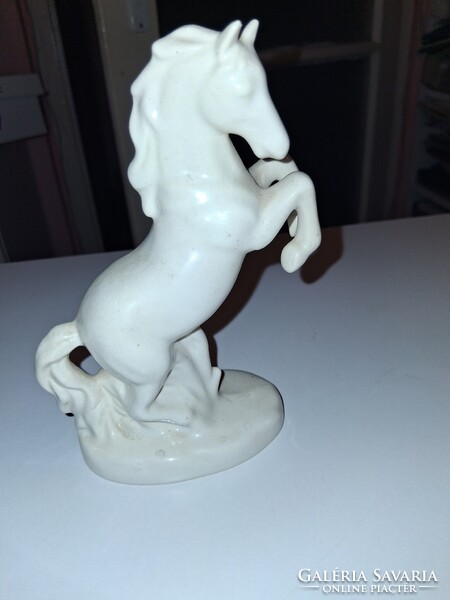 Ágaskodó ló szobor - fehér - jelöletlen