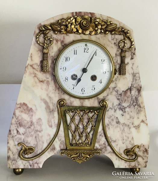 Márvány óra aranyozott réz rátéttel a 20. sz. elejéről - felesütős szerkezettel - működésről videó