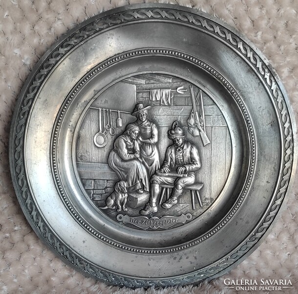 Gyönyörű jelzett jelenetes díszes dombormintás ón dísz tál Actina Zinn régiség életkép gyűjtőknek