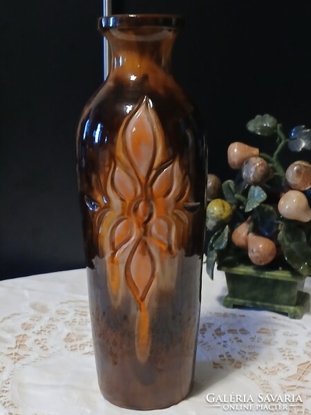 Ceramic vase of Elizabeth Sárai