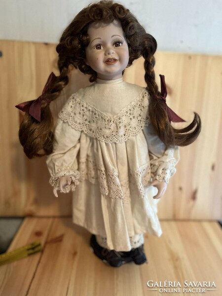 50cm-es vintage gyüjtöi porcelán baba csipkés vászon ruhában