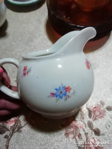 Porcelán kiöntők 39. képeken látható állapotban.Folyamatos több száz termék akció