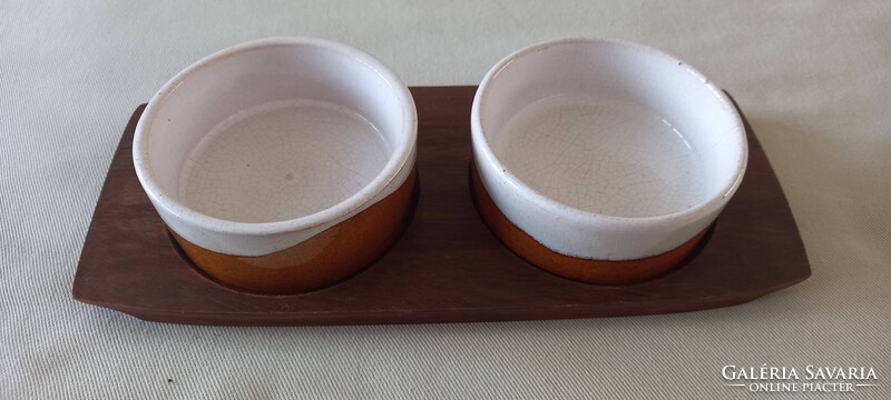 Két kerámia tál, egy fa alátéttel, ~ 11 x 26 cm
