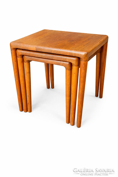 Dán Dyrlund modern tömör teak egymásba tolható asztalkészlet, 1960-as évek