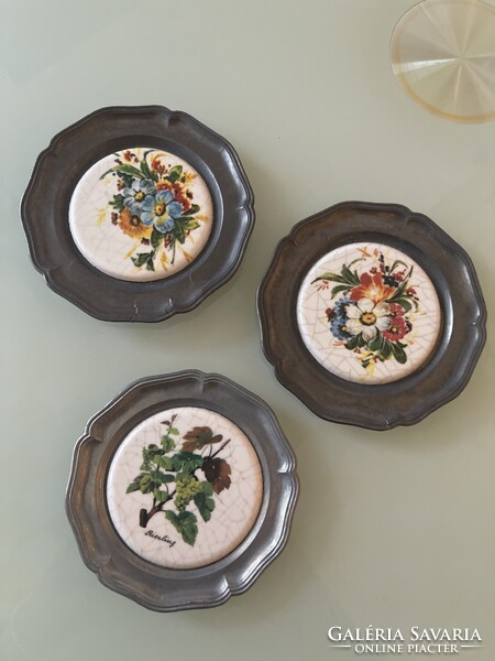 Három darab fém tányér virágos betéttel.