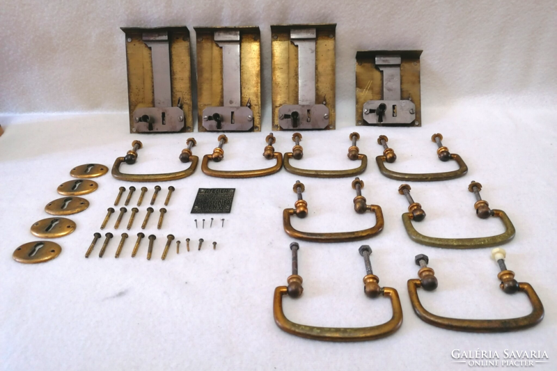 Antik bútorszerelvény készlet, réz fogantyúk, zárszerkezet, kulcslyuk takaró