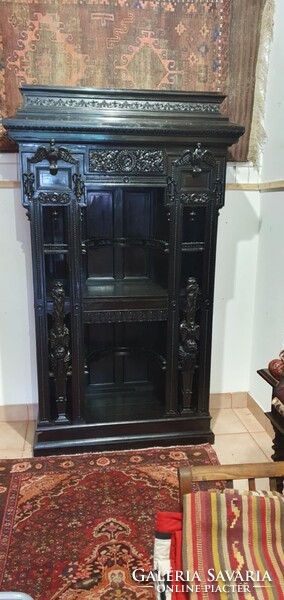 Gyönyörűen, dúsan kifaragott Neo Gótikus kis tálaló. Nagyon szép madaras díszítésekkel.