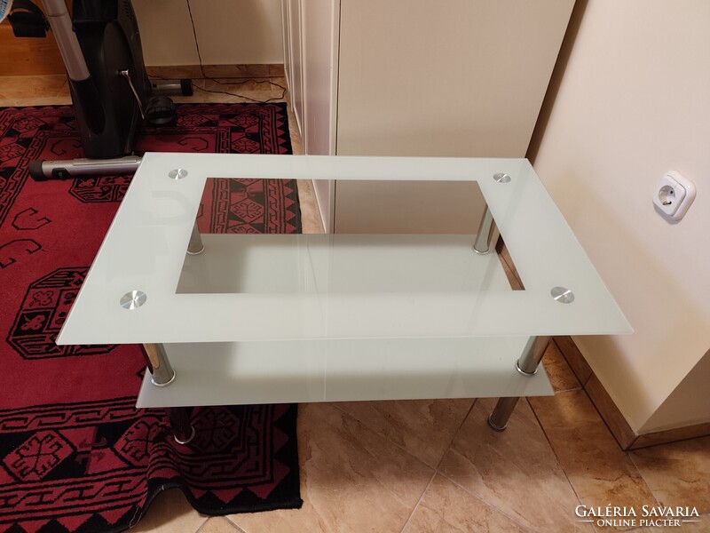 Dohányzóasztal, üveg és króm, 90 x 55 cm.