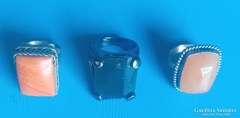 3 db nagyfejű gyűrű színes kövekkel