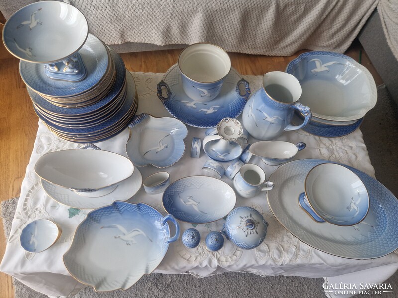 Ikonikus Bing & Grøndahl "Seagull" (Sirály) dán porcelán étkészlet – 49 darabos, arany peremmel