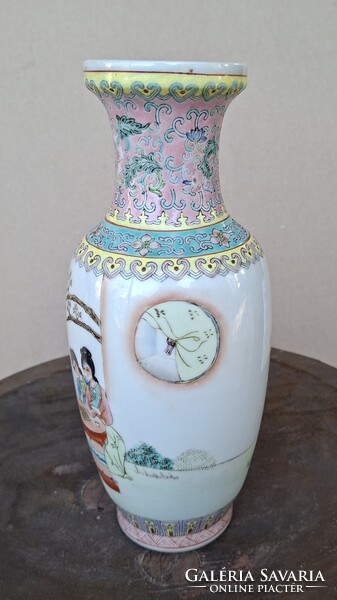 1 ft-ról! Kézzel festett kínai váza!  26cm magas,  képeken látható állapotban! Talpán jelzett!
