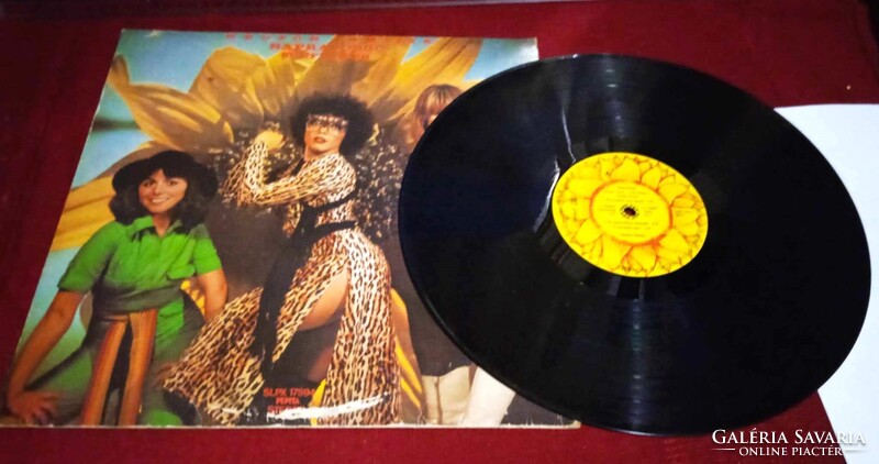 Newton Family Hungary 33 rpm in good condition. Great for collectors of Newton Family Vinyl