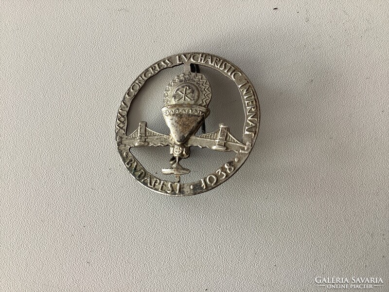 Kitűző  az 1938-as budapesti Nemzetközi Eucharisztikus Kongresszusról.