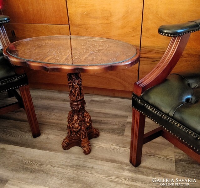 Díszes, gazdag motívomos asztal