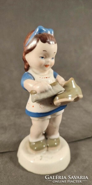 Német porcelán cipőt pucoló lány 335