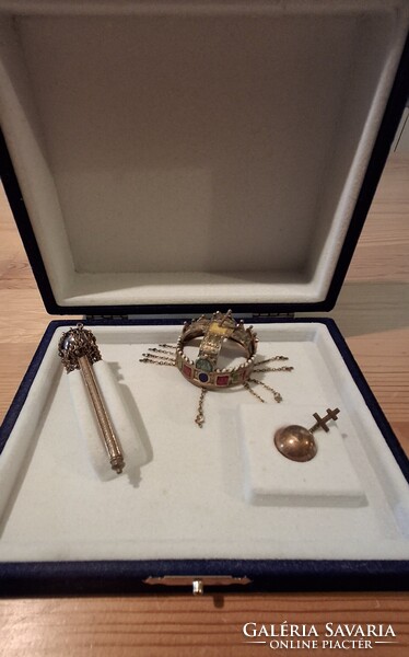 A Magyar Koronázási Ékszerek miniatűr aranyozott ezüst másolata, díszdobozban, tanúsítvánnyal