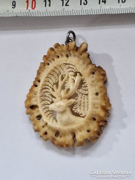 Medál faragott szarvassal
